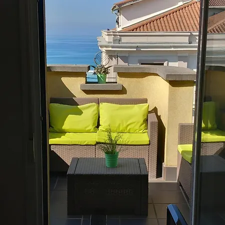 Attic+views+terrace+parking Apartment